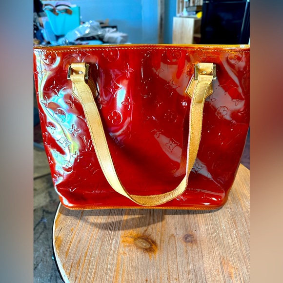 Louis Vuitton monogram vernis. I believe this has been painted or touched up. - Picture 1 of 5